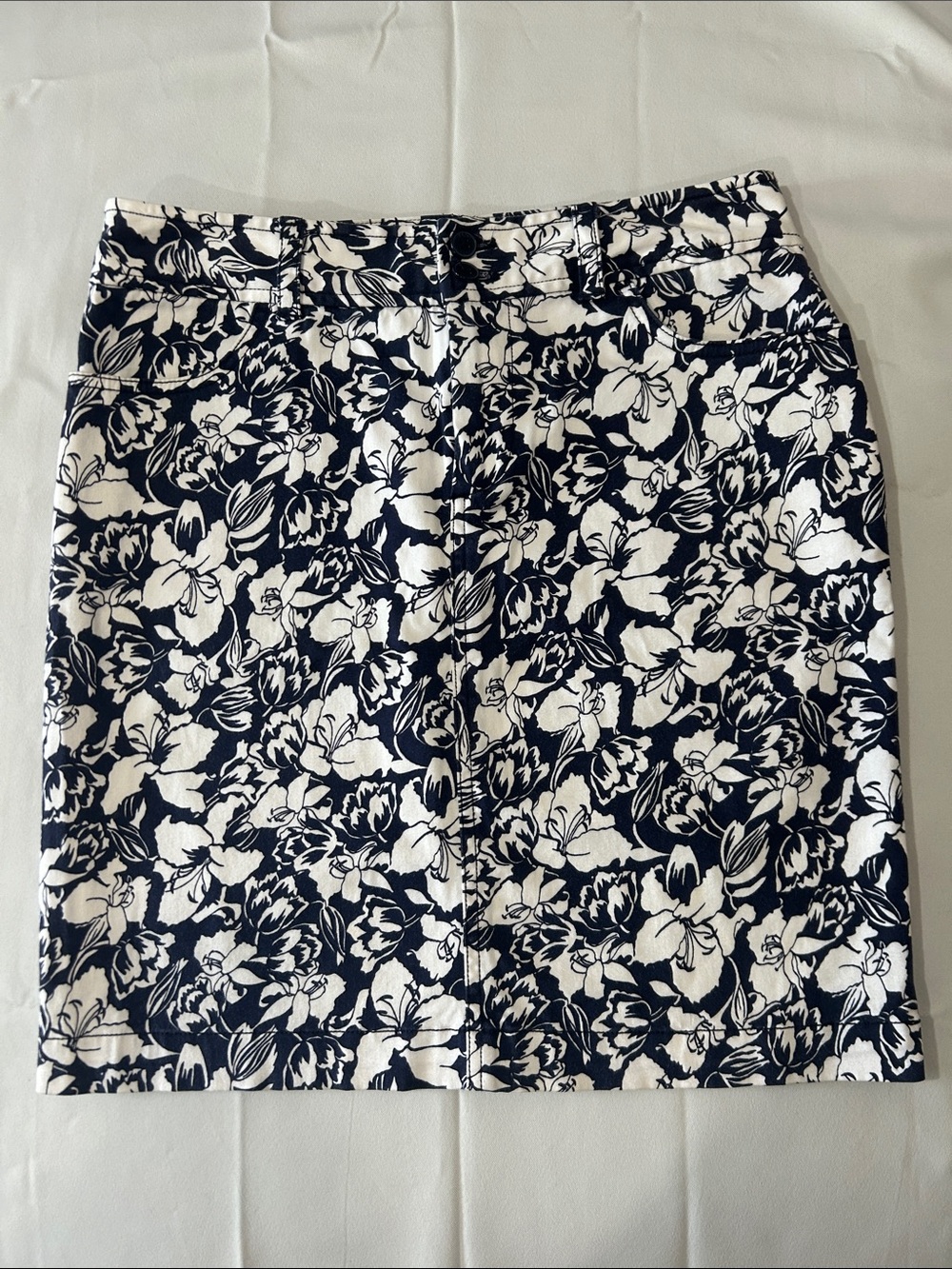 Chaps Classic Navy and White Floral Pencil Skirt Sz 4